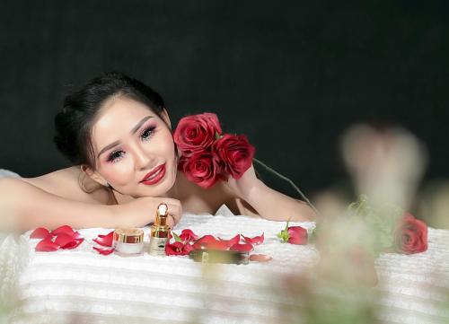 NỮ GIÁM ĐỐC MỸ PHẨM JENLLY Tuyền Phạm - từ một nữ Hộ Sinh trở thành doanh nhân trẻ thành đạt