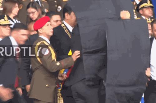 Cận cảnh Tổng thống Venezuela được vệ sĩ che chắn trong vụ ám sát hụt