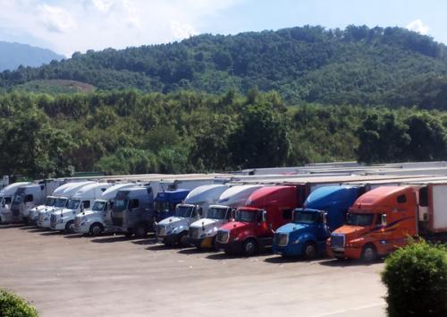 Vì sao hàng trăm xe thanh long tắc nghẽn ở cửa khẩu Lào Cai? -Khánh Nguyên (TH) 