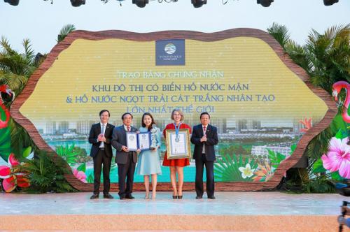 Vinhomes Ocean Park đạt kỷ lục “Khu đô thị có biển hồ nước mặn và hồ nước ngọt nhân tạo trải cát trắng lớn nhất thế giới” P.V 