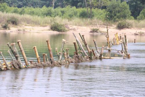 Tháo dỡ “trận địa cọc tre” ngăn cát tặc ở TT-Huế - An Sơn