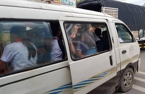 Nhồi nhét học sinh trên ôtô đưa đón 'quá đát'