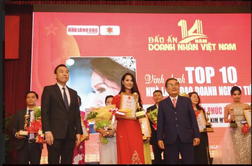 Nguyễn Phúc Minh Hạnh nhận giải thưởng lớn trong ngày Doanh Nhân Việt Nam.