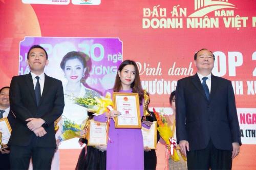 Nữ hoàng Dạ Hội Nga Vũ - Giám đốc  Mona Nail vinh dự nhận giải thưởng Thương hiệu mạnh xuất sắc 2018.